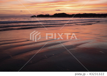 夕焼けの由比ヶ浜 43231322
