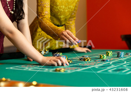 カジノ ルーレット 女性 43231608