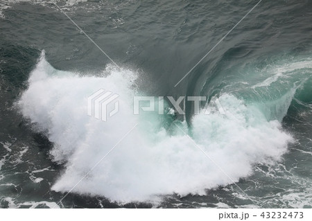 巻き波が生まれて砕けるまで（その二） 43232473