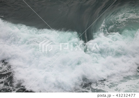 巻き波が生まれて砕けるまで(その二) 巻き波が生まれて砕けるまで(その二) 43232477