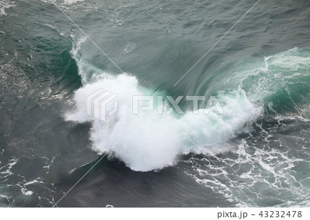 巻き波が生まれて砕けるまで（その二） 43232478