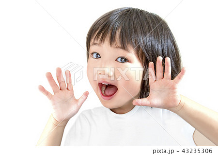 両手を上げて喜び驚く幼い女の子のイメージ 43235306