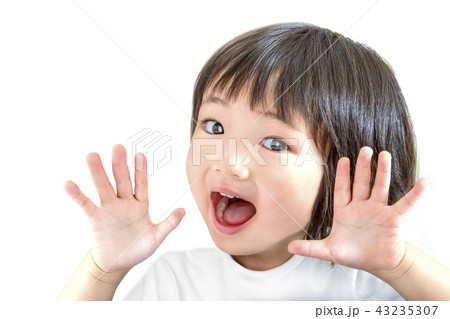 両手を上げて喜び驚く幼い女の子のイメージ 43235307