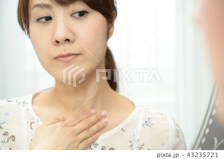 お肌が気になる女性 43235721