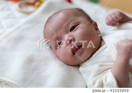 笑顔の新生児 43235959