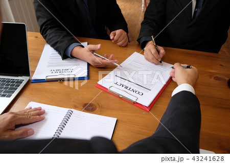 businessman consult lawyer & sign contract agreement. team meeting at law firm businessman consult lawyer & sign contract agreement. team meeting at law firm 43241628