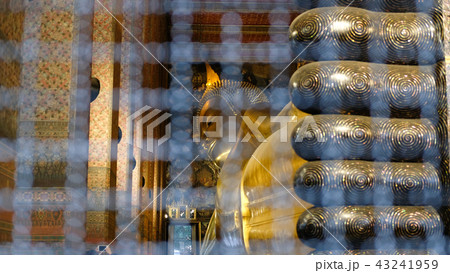 reclining golden buddha statue at wat pho in Bangkok, Thailand 43241959