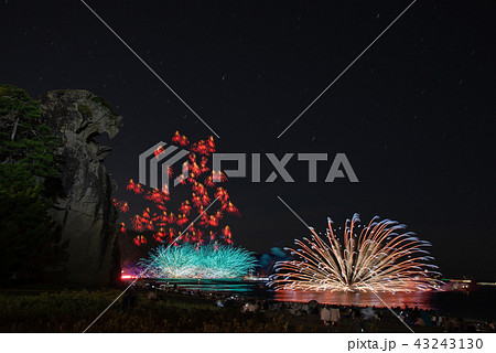 三重県 熊野大花火大会 海上自爆 獅子岩 比較明合成の写真素材