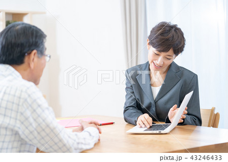 会話をするシニア夫婦　リフォーム相談　老人ホーム入所説明 43246433