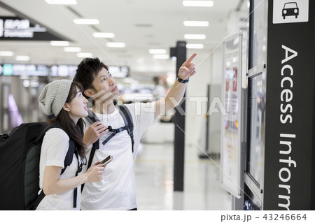 空港で案内板を見る旅行者カップル 空港で案内板を見る旅行者カップル 43246664