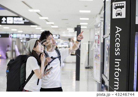 空港で案内板を見る旅行者カップル 43246744