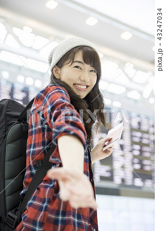 空港で手を差し伸べるバックパーカー女性 空港で手を差し伸べるバックパーカー女性 43247034