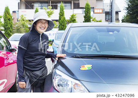 ドライブを楽しむシニア 43247096