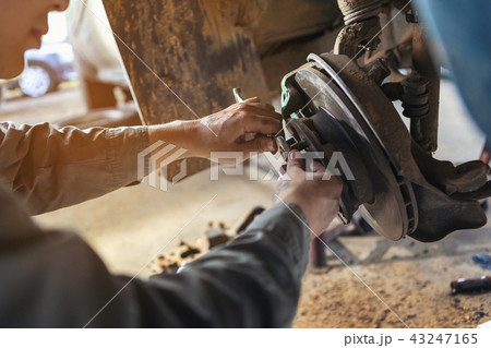 The car repairer checking the car for maintenance 43247165