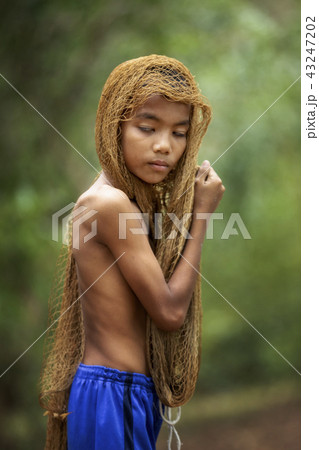 The image of a young man using a fishing net 43247202