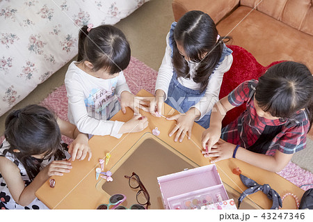 友達と遊ぶ女の子　ビューティー 43247346