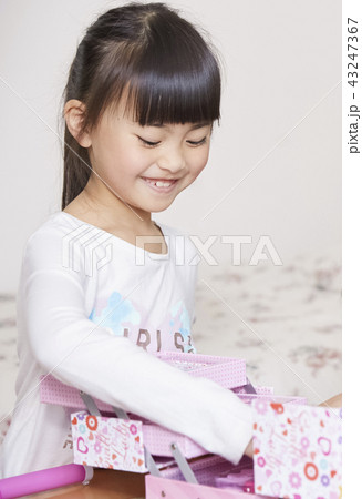 友達と遊ぶ女の子　ビューティー 43247367