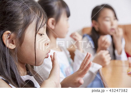 友達と遊ぶ女の子　ビューティー 43247382