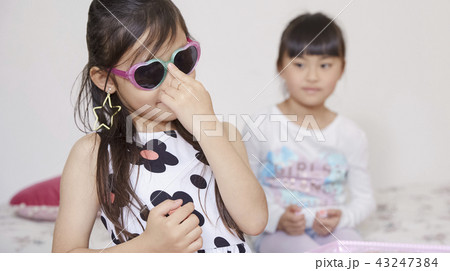 友達と遊ぶ女の子　ビューティー 43247384