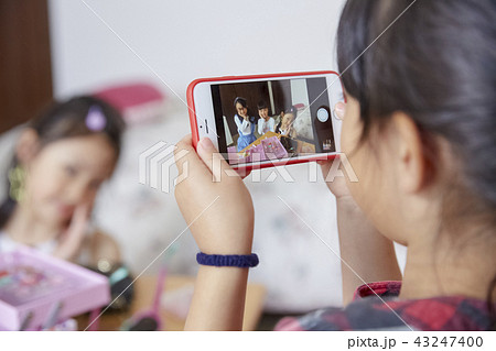 友達と遊ぶ女の子　ビューティー 43247400