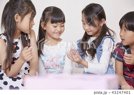 友達と遊ぶ女の子　ビューティー 43247401