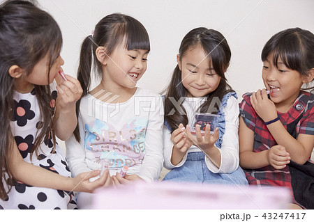 友達と遊ぶ女の子　ビューティー 43247417