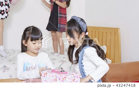 友達と遊ぶ女の子　ビューティー 43247418