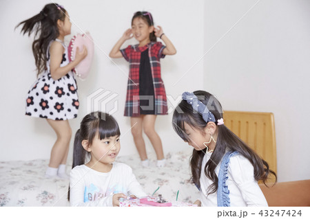 友達と遊ぶ女の子 43247424