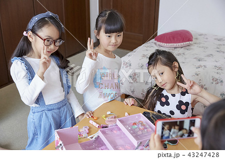 友達と遊ぶ女の子　ビューティー 43247428