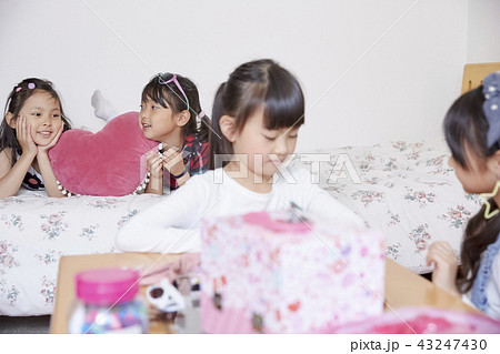 友達と遊ぶ女の子　ビューティー 43247430