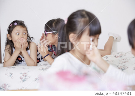 友達と遊ぶ女の子 43247431