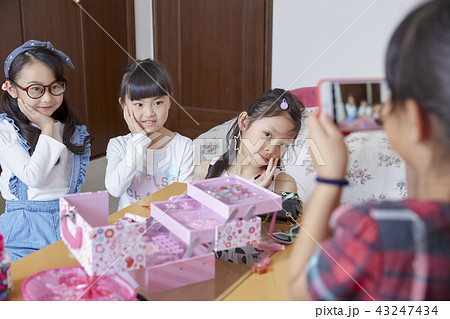 友達と遊ぶ女の子　ビューティー 43247434