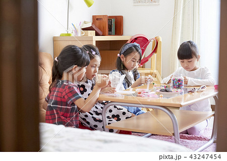 友達と遊ぶ女の子　手芸 43247454