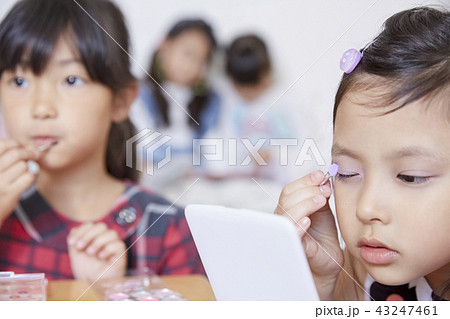 友達と遊ぶ女の子　ビューティー 43247461