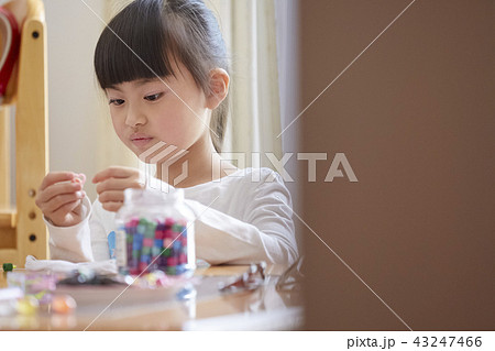 友達と遊ぶ女の子　手芸 43247466