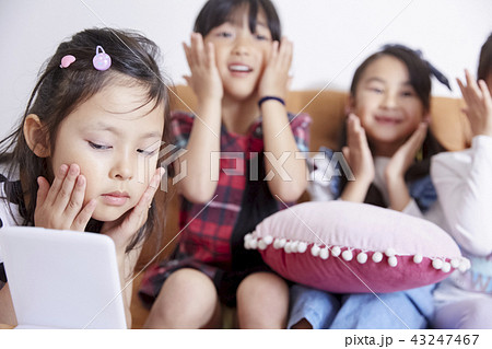 友達と遊ぶ女の子　ビューティー 43247467