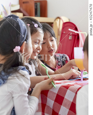 友達と遊ぶ女の子 43247470