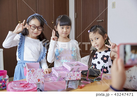 友達と遊ぶ女の子　ビューティー 43247471