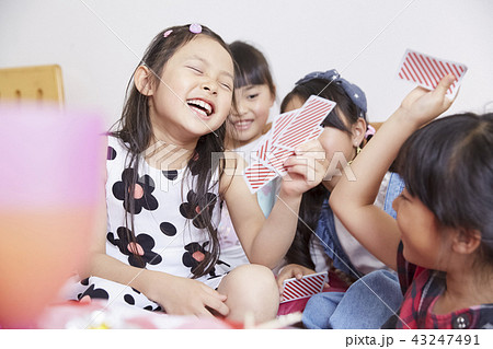 友達と遊ぶ女の子 43247491