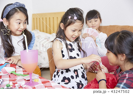 友達と遊ぶ女の子 43247502