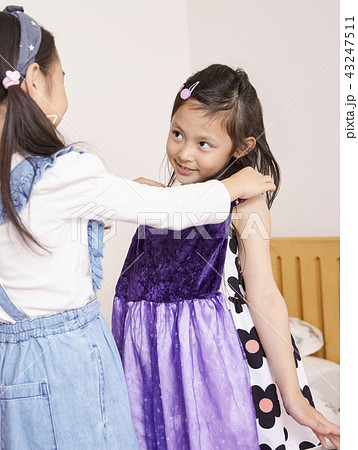 友達と遊ぶ女の子　ドレス 43247511