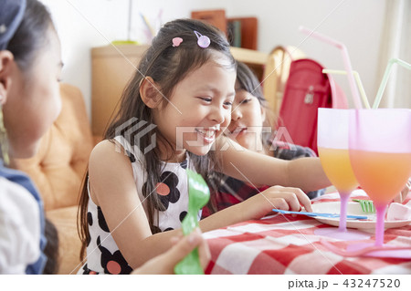 友達と遊ぶ女の子 友達と遊ぶ女の子 43247520