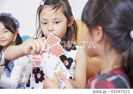 友達と遊ぶ女の子 43247521