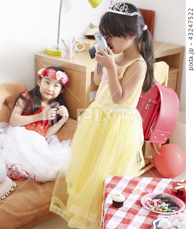 友達と遊ぶ女の子　ドレス 43247522