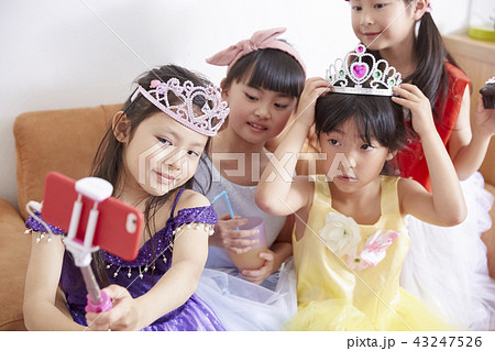 友達と遊ぶ女の子 ドレスの写真素材