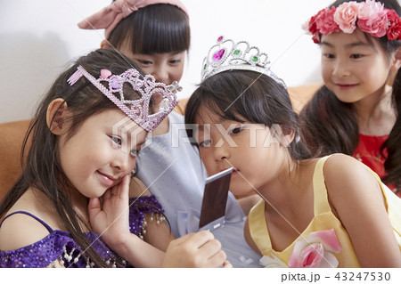 友達と遊ぶ女の子　ドレス 43247530