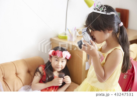 友達と遊ぶ女の子　ドレス 43247531