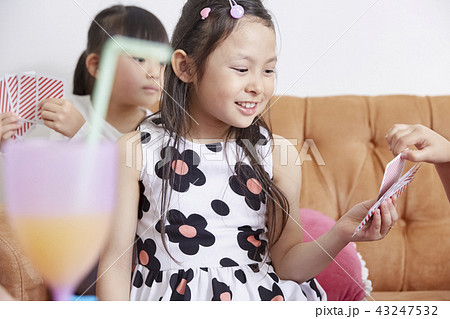 友達と遊ぶ女の子 43247532