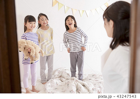 友達と遊ぶ女の子 お泊り 友達と遊ぶ女の子 お泊り 43247543