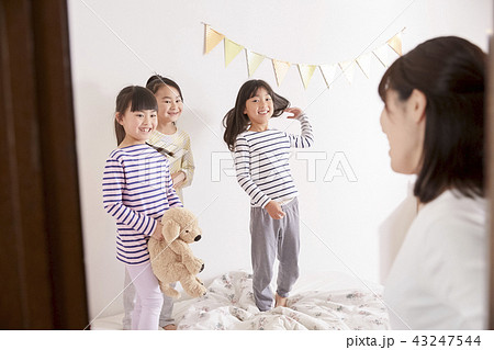 友達と遊ぶ女の子 お泊りの写真素材